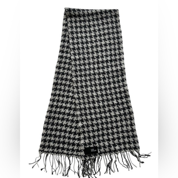 Classic Black and Grey Houndstooth Wrap with Fringe club Monico - Picture 1 of 5